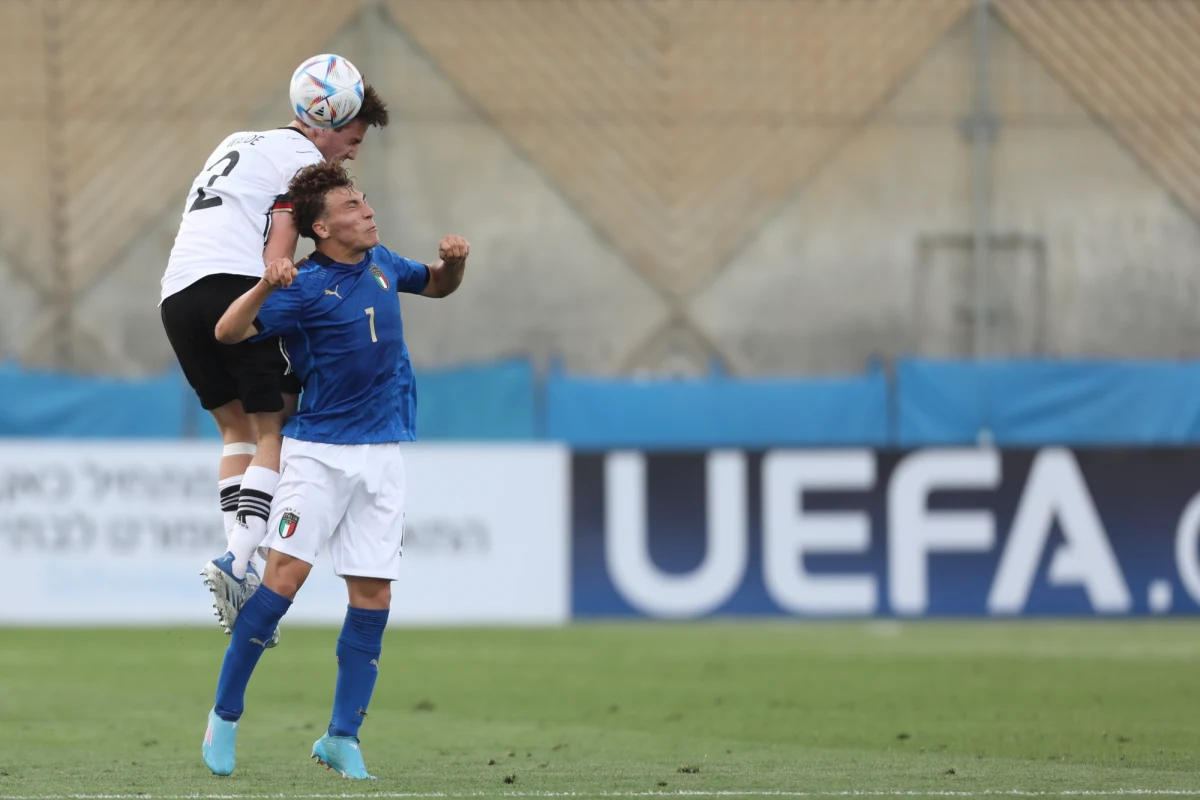 Piłkarska reprezentacja Polski do lat 17 od porażki w Ramat Gan z Francją 1:6 (0:4) rozpoczęła udział w mistrzostwach Europy w Izraelu. Biało-czerwoni ustępowali rywalom co najmniej o klasę. Bramki tracili po prostych błędach, a sami mieli duże problemy z wypracowaniem pozycji strzeleckiej. Francuzi przez cały mecz grali z dużą pewnością siebie, umiejętnie wykorzystując lepsze wyszkolenie techniczne.