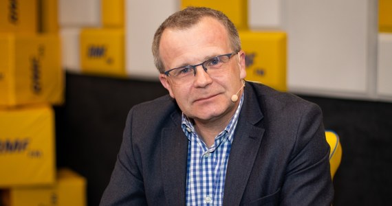 "Inflacja jest pokłosiem polityki rządu i Narodowego Banku Polskiego za ostatnie dwa lata" - powiedział w Popołudniowej rozmowie w RMF FM Ludwik Kotecki. Członek Rady Polityki Pieniężnej stwierdził, że "inflacja już doszła w Polsce do poziomu prawie maksymalnego". "Podręcznikowo to jest galopująca inflacja. Możemy się jeszcze spodziewać wzrostu o 1, maksimum 3 pkt proc. Niepewność wciąż jest z nami. To nie jest tak, że my tu mamy szklaną kulę. Wystarczy popatrzeć na analizy pracowników NBP. Oni przygotowują analizy trzy razy w roku i od czterech tych analiz się mylą" - przyznał Kotecki.