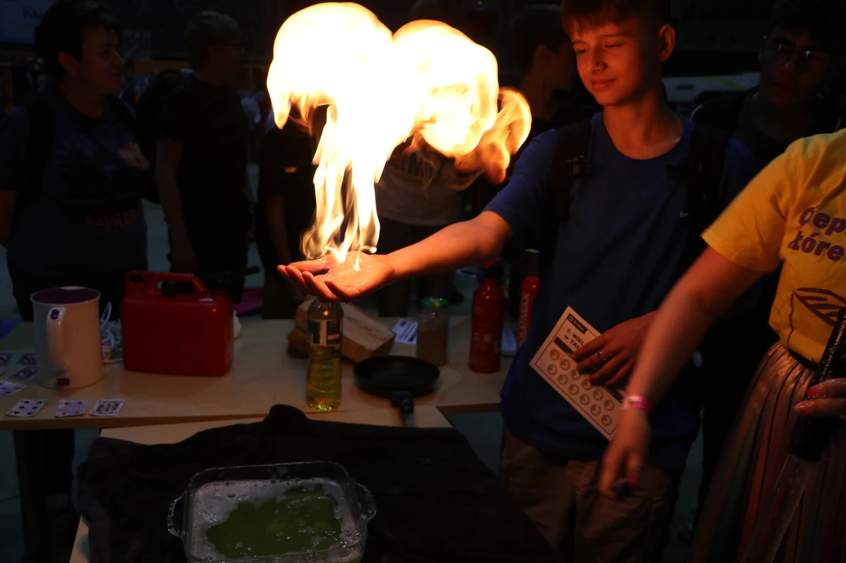 O tym, jak segregować odpady, skąd się bierze prąd i co to jest retencja wody mieli okazję dowiedzieć się uczestnicy Wielkiej Lekcji Ekologii, która odbyła się w poniedziałek w krakowskiej Tauron Arenie. Tym razem pod hasłem „Kraków w dobrym klimacie”.