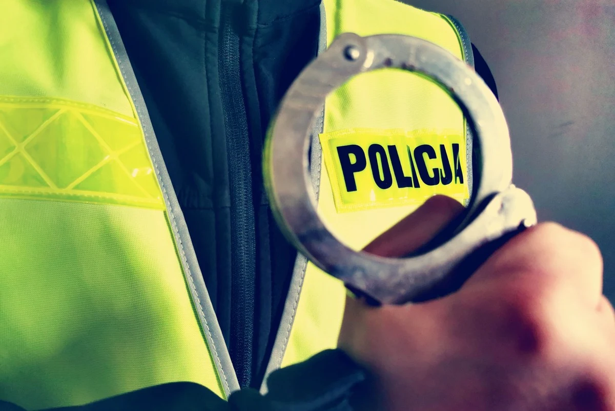 ​Zatrzymany do kontroli drogowej w Wyszkowie (woj. mazowieckie) 19-letni kierowca nie potrafił ukryć zdenerwowania. W plecaku miał marihuanę, a w bagażniku 17-letnią koleżankę. Zostanie ukarany za posiadanie narkotyków i przewożenie nadmiernej liczby pasażerów.