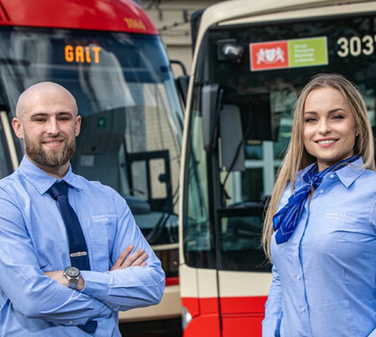 Błękitne koszule z haftem "Gdańskie Autobusy i Tramwaje" oraz granatowe dodatki  dla panów - krawaty, dla pań - apaszki - tak będzie wyglądał nowy ujednolicony strój służbowy dla prowadzących pojazdy. W ciągu najbliższego miesiąca wszyscy kierowcy i motorniczowie GAiT wyposażeni zostaną w nowe elementy garderoby.

