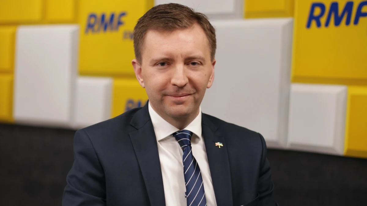 "Posiedzenie Sejmu zwołuje pani marszałek, a nie Rada Ministrów" - mówił w Porannej rozmowie w RMF FM szef stałego komitetu Rady Ministrów, Łukasz Schreiber, pytany, dlaczego nie ma zapowiadanego posiedzenia i decyzji, która pozwoli odblokować pieniądze z KPO. "Musimy to przegłosować w momencie, kiedy mamy większość" - powiedział gość Roberta Mazurka.