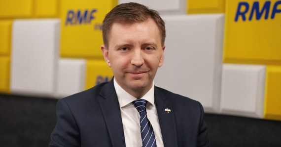 "Posiedzenie Sejmu zwołuje pani marszałek, a nie Rada Ministrów" - mówił w Porannej rozmowie w RMF FM szef stałego komitetu Rady Ministrów, Łukasz Schreiber, pytany, dlaczego nie ma zapowiadanego posiedzenia i decyzji, która pozwoli odblokować pieniądze z KPO. "Musimy to przegłosować w momencie, kiedy mamy większość" - powiedział gość Roberta Mazurka.