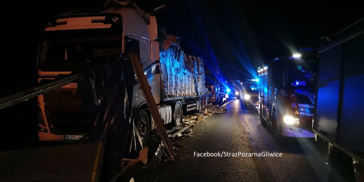 W rejonie Kleszczowa w powiecie gliwickim nocą doszło do zderzenia czterech ciężarówek. Kierowca jednego z tirów zginął, inny został ranny -  podała dziś rano policja i służby kryzysowe wojewody śląskiego.