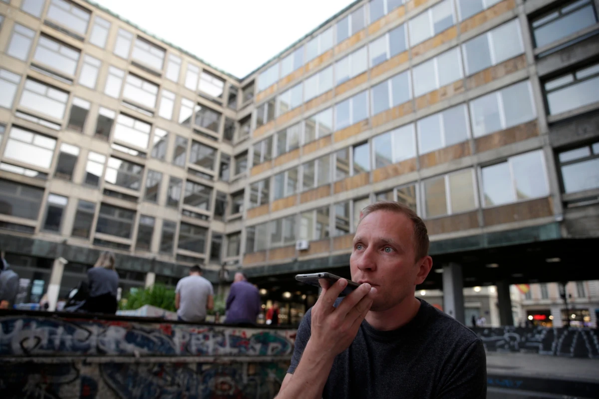 Niemal 100 szkół, kilka restauracji i centrów handlowych ewakuowano w poniedziałek w Belgradzie w związku z doniesieniami o podłożeniu bomb - poinformowały władze. Na mostach, lotnisku i dworcu kolejowym w stolicy Serbii wstrzymano ruch w godzinach szczytu  - podała we wtorek agencja AP.