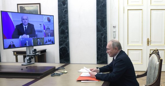 „Rosyjski prezydent Władimir Putin pogłębia niepowodzenia na Ukrainie, wtrącając się w podejmowanie decyzji taktycznych na niskim szczeblu” - podał dziś brytyjski dziennik "The Times", powołując się na zachodnie źródła wojskowe.