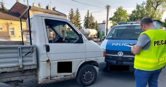 1,5 promila alkoholu w organizmie miał 50-letni kierowca, który spowodował kolizję z policyjnym radiowozem zaparkowanym przed budynkiem komendy w Radomsku (łódzkie). Mężczyzna został natychmiast zatrzymany. Grozi mu teraz kara do 2 lat więzienia.