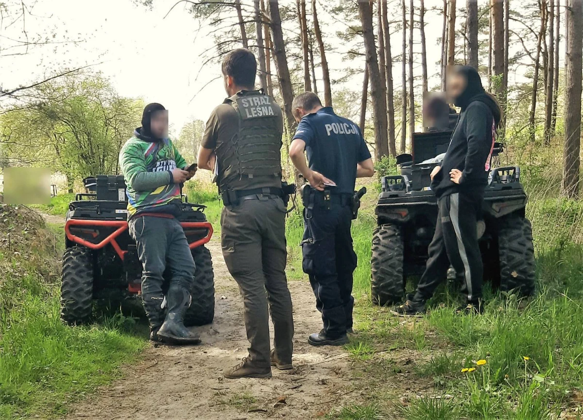 Strażnicy leśni z Nadleśnictwa Babki wraz z policjantami, zatrzymali mężczyzn, którzy rozjeżdżali quadami leśne tereny Leśnictwa Mechowo (Nadleśnictwo Babki). Musieli zapłacić po 500 zł mandatu.  