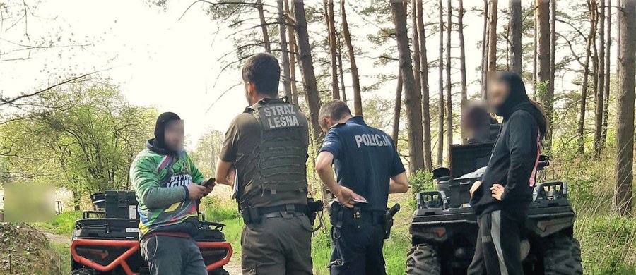 Strażnicy leśni z Nadleśnictwa Babki wraz z policjantami, zatrzymali mężczyzn, którzy rozjeżdżali quadami leśne tereny Leśnictwa Mechowo (Nadleśnictwo Babki). Musieli zapłacić po 500 zł mandatu.  