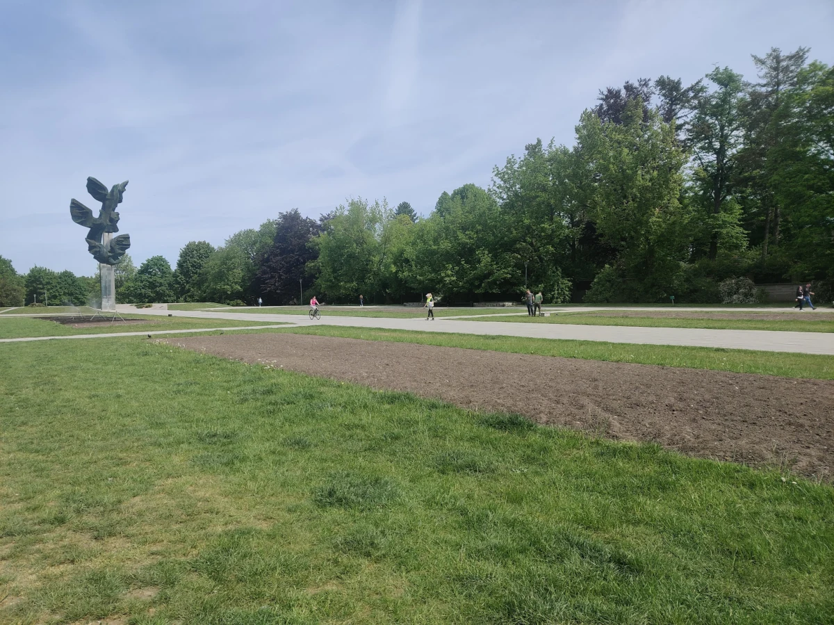 Najpóźniej w przyszłym tygodniu szczeciński Park Kasprowicza ponownie zachwycał będzie tysiącami kwiatów. Rozpoczęło się ich wielkie sadzenie.