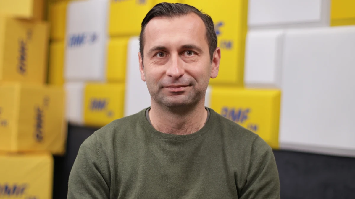 Turcja próbuje prowadzić negocjacje między Ukrainą a Rosją, a także blokuje rozszerzenie NATO o Szwecję i Finlandię. O co tak naprawdę chodzi Turcji? "Po pierwsze chce odgrywać rolę arbitra, ale zupełnie nie psuć relacji z Rosją" - mówił w Rozmowie w południe w RMF FM politolog Adam Balcer. "Wiadomo, że ważniejsza niż Ukraina jest dla Turcji kwestia kurdyjska. O wiele większy problem Turcja ma ze Szwecją niż Finlandią" - dodał.