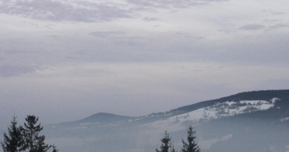 W Tatrach wciąż jeszcze nie stopniał śnieg, który spadł zimą, a synoptycy zapowiadają jego nowa dostawę. Dzisiaj wieczorem i w nocy może spaść deszcz ze śniegiem i śnieg, a temperatura spadnie do minus dwóch stopni. 