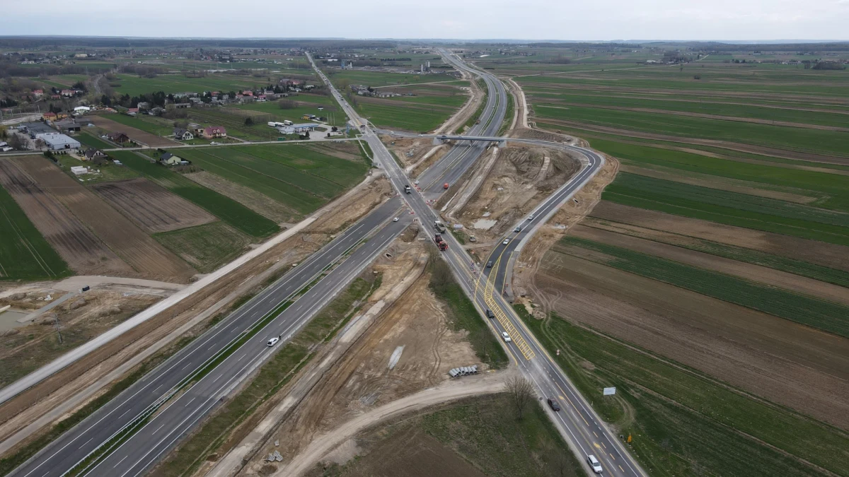 ​To będzie rewolucja drogowa i ważny moment dla mieszkańców wschodniej Polski. Już w piątek powinno nastąpić otwarcie ostatniego odcinka drogi ekspresowej S19 pomiędzy Rzeszowem a Lublinem - chodzi o 20-kilometrowy odcinek między Niedrzwicą Dużą a Kraśnikiem. Tym samym zdecydowanie skróci się czas dojazdu z Rzeszowa do Lublina i Warszawy.