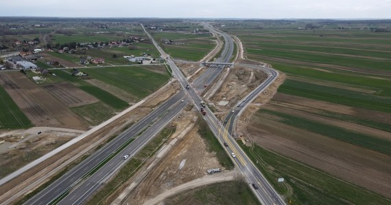 ​To będzie rewolucja drogowa i ważny moment dla mieszkańców wschodniej Polski. Już w piątek powinno nastąpić otwarcie ostatniego odcinka drogi ekspresowej S19 pomiędzy Rzeszowem a Lublinem - chodzi o 20-kilometrowy odcinek między Niedrzwicą Dużą a Kraśnikiem. Tym samym zdecydowanie skróci się czas dojazdu z Rzeszowa do Lublina i Warszawy.