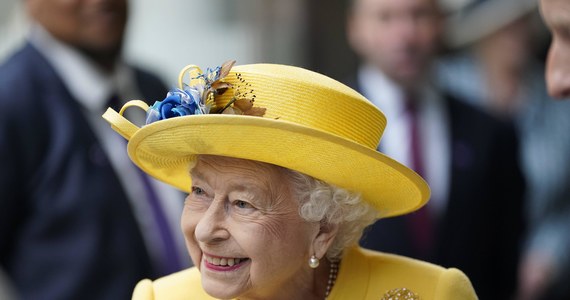 Brytyjska królowa Elżbieta II złożyła we wtorek niespodziewaną wizytę na londyńskim dworcu Paddington, aby wziąć udział w otwarciu nowej linii szybkiej kolei miejskiej, nazwanej jej imieniem.