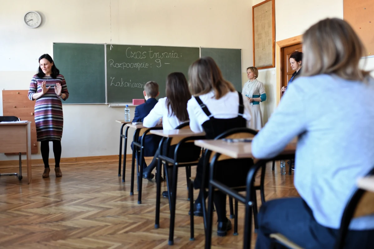 Uczniowie ostatnich klas szkół podstawowych odliczają dni do rozpoczęcia egzaminu ósmoklasisty. Pierwszy poważny sprawdzian w ścieżce edukacyjnej rozpocznie się 24 maja. Wynik testów ma ogromny wpływ na liczbę punktów potrzebnych, by dostać się do wymarzonej szkoły ponadpodstawowej. Co oprócz egzaminu ósmoklasisty wpływa na sumę punktów rekrutacyjnych?
