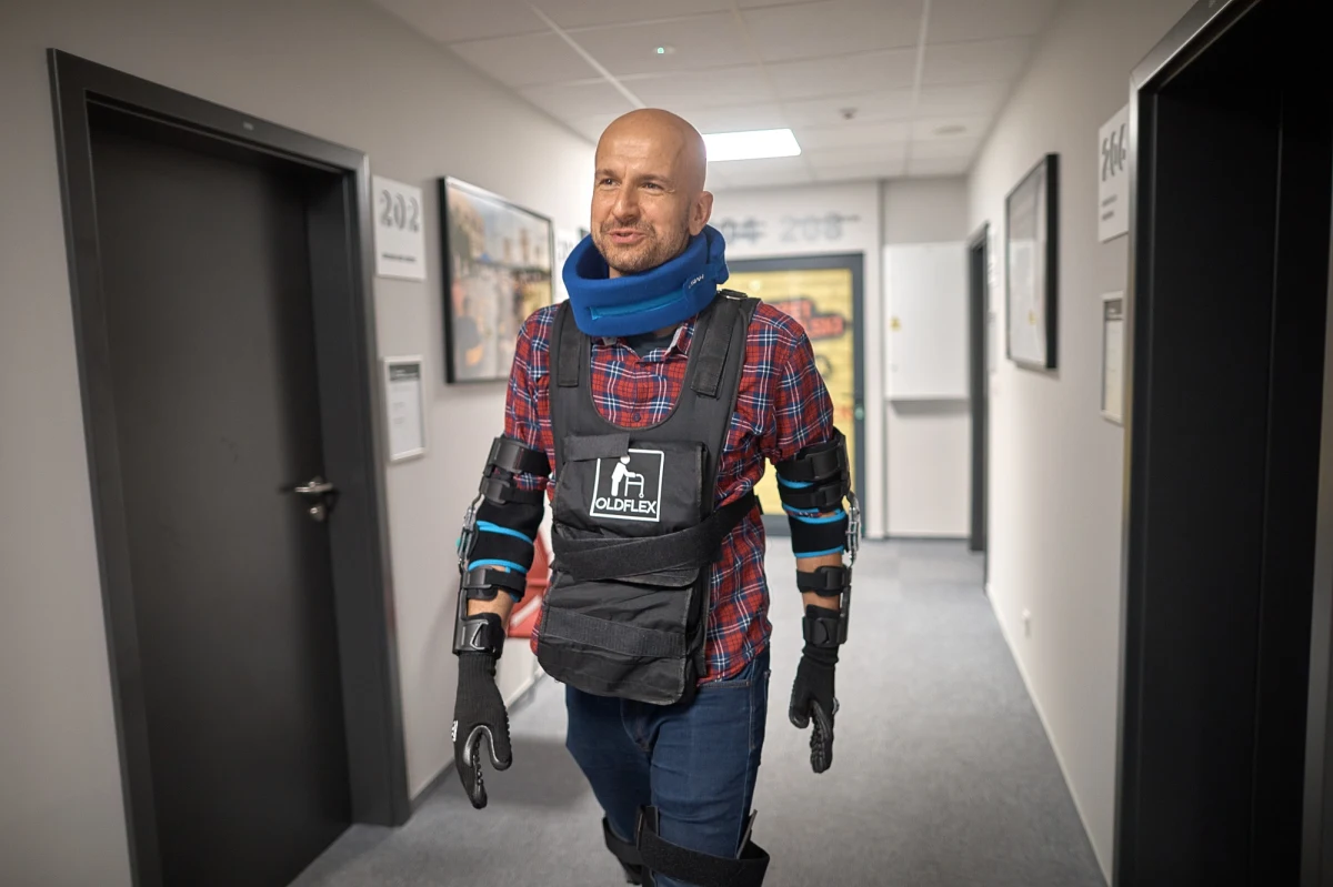 Symulator starości w łódzkim Urzędzie Miasta. Specjalny kostium, który ogranicza ruchy i pogarsza widzenie, zakładali na siebie podczas szkoleń pracownicy magistratu. Wszystko po to, żeby lepiej zrozumieć i obsługiwać seniorów. 