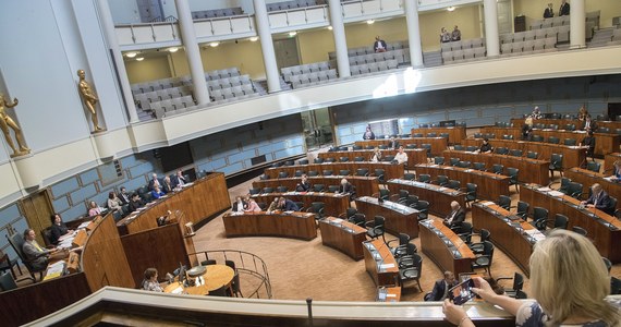 Fiński parlament zatwierdził we wtorek rządowy wniosek dotyczący ubiegania się przez ten kraj o przyjęcie do Sojuszu Północnoatlantyckiego. Za członkostwem Finlandii w NATO opowiedziało się 188 z 200 zasiadających w jednoizbowym parlamencie posłów.