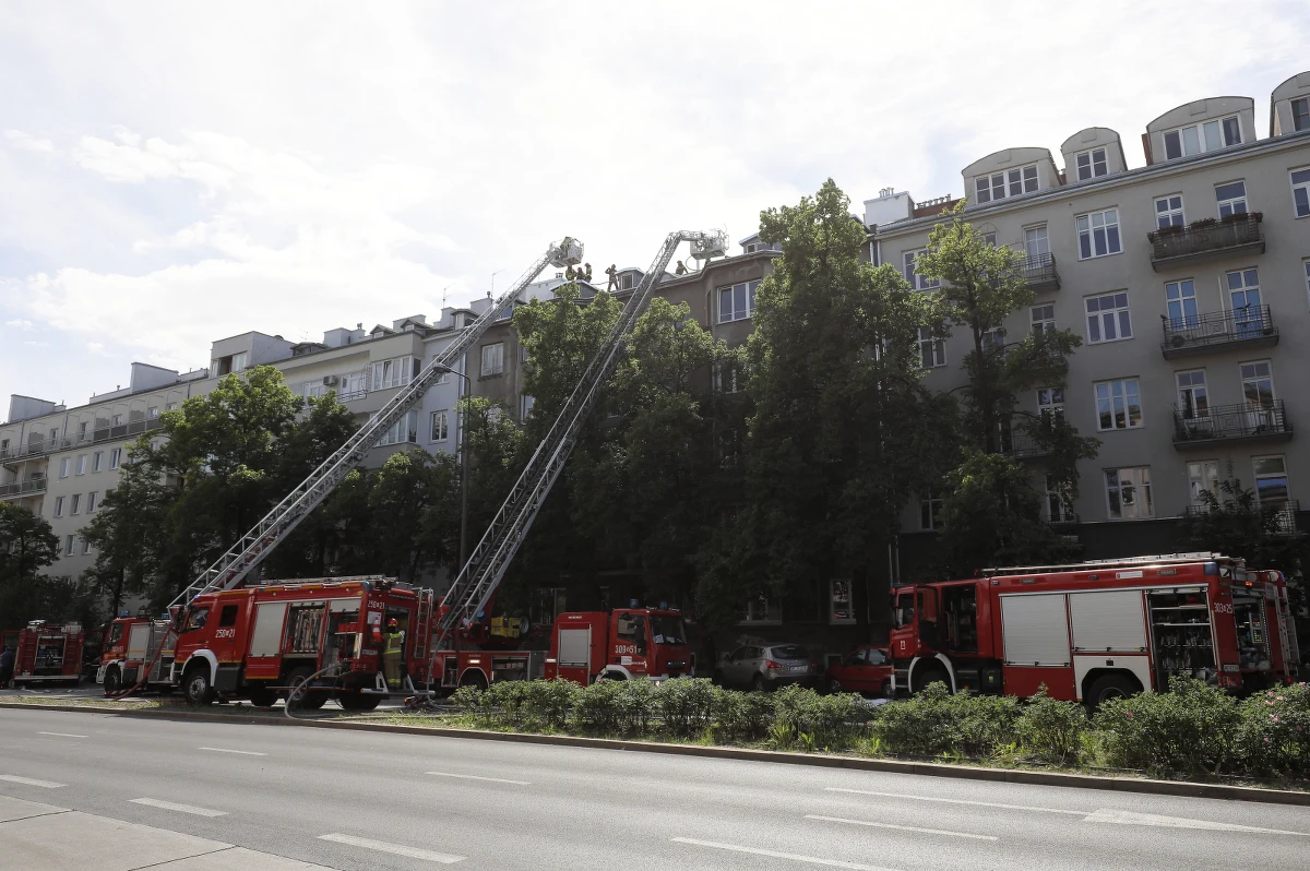 Strażacy ugasili pożar dachu na kamienicy przy al. Niepodległości. Teraz prowadzą prace rozbiórkowe spalonej konstrukcji – poinformował we wtorek asp. Jarosław Dobrzewiński ze stołecznej PSP.