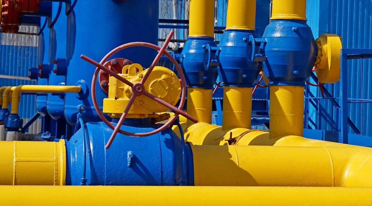 ​Unijne firmy mogą płacić Rosji za gaz tak długo, jak robią to w walucie uzgodnionej w istniejących kontraktach i złożą odpowiednią deklarację - wynika z doprecyzowanych wytycznych Komisji Europejskiej. Urzędnicy podkreślają, że nie ma przyzwolenia na płatności w rublach, chyba że wynika to z wcześniej zawartych umów.