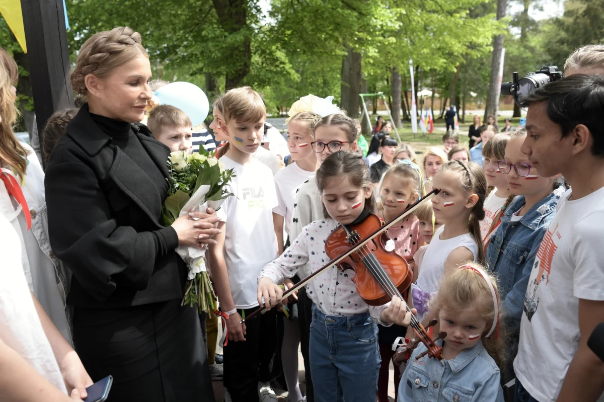 Była premier Ukrainy Julia Tymoszenko odwiedziła we wtorek kobiety i dzieci zza wschodniej granicy zakwaterowane w ośrodku wypoczynkowym Solidarności w Spale. "Dziękuję, że w tym miejscu ukraińskie rodziny spotkały się z miłością, ciepłem. Razem z Polską wygramy tę wojnę" – podkreśliła Tymoszenko.
