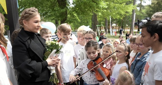 Była premier Ukrainy Julia Tymoszenko odwiedziła we wtorek kobiety i dzieci zza wschodniej granicy zakwaterowane w ośrodku wypoczynkowym Solidarności w Spale. "Dziękuję, że w tym miejscu ukraińskie rodziny spotkały się z miłością, ciepłem. Razem z Polską wygramy tę wojnę" – podkreśliła Tymoszenko.