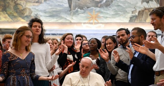 Od kilku tygodni papież Franciszek ma widoczne problemy ze zdrowiem. W wypowiedziach narzekał też na ból kolana. Jeden z biskupów, który jest z nim blisko związany opisał, jak wygląda rekonwalescencja papieża.