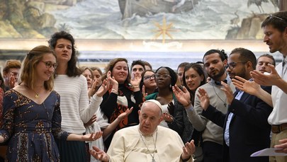 Nowe szczegóły ws. zdrowia Franciszka. Każdego dnia przechodzi rehabilitację