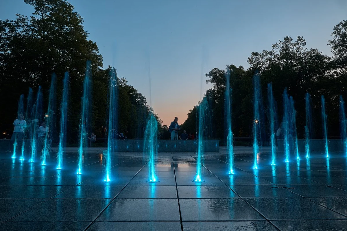 Łódź to nie tylko miasto Czterech Kultur, ale także miasto fontann. Tradycyjnie wodotryski uruchamiane są w połowie maja. Na ten moment szczególnie czekają najmłodsi łodzianie, bo dla nich fontanny to niezwykła atrakcja i przyjemność, gdy korzystają z nich w ciepłe dni.