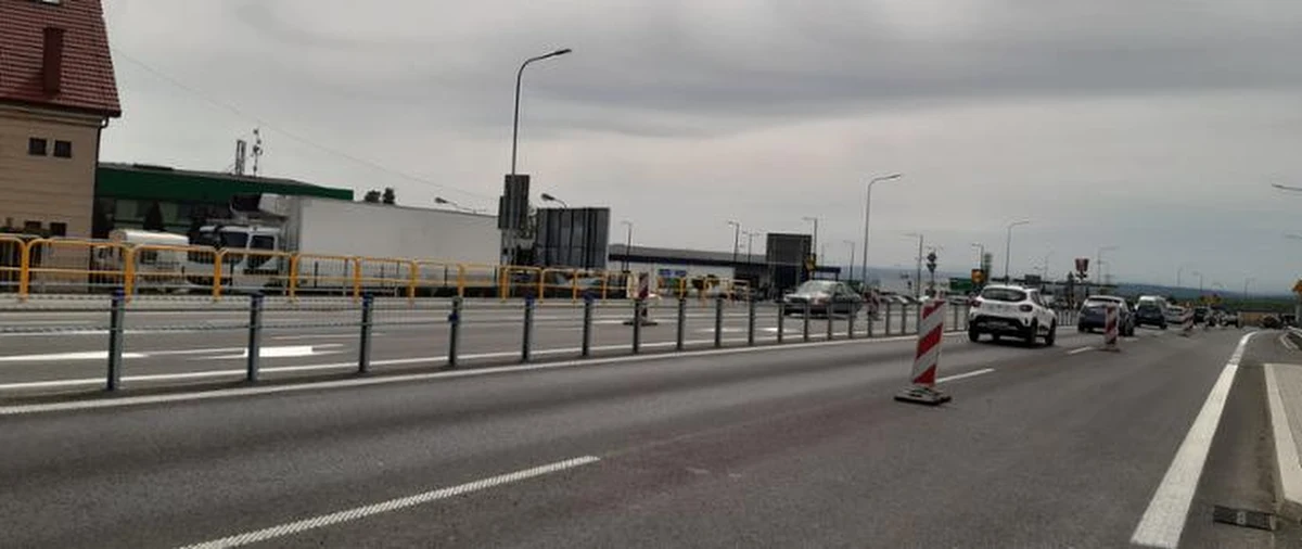 Od dziś kierowcy będą mogli korzystać z dwóch jezdni i dwóch pasów ruchu w każdym kierunku na modernizowanym podkrakowskim odcinku drogi krajowej nr 94 od węzła Modlnica do ronda ze zjazdem na Giebułtów. Cala inwestycja ma zostać ukończona w przyszłym miesiącu.