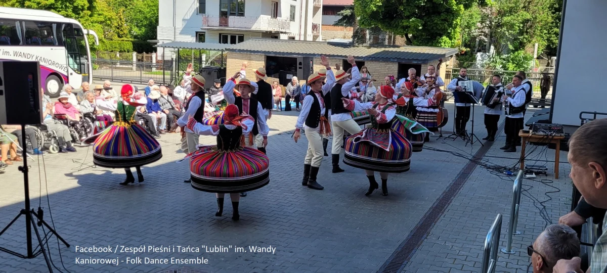 ​Zespół Pieśni i Tańca "Lublin" im. Wandy Kaniorowej oddaje swoją salę baletową do dyspozycji dzieci z Ukrainy. Zajęcia taneczne prowadzi Tatiana Boguto - choreograf z Charkowa, również uchodźczyni. Wystarczy przyjść w sobotę między 10.30 a 12:00 do siedziby zespołu przy ul. Żołnierzy Niepodległej 3 w Lublinie.