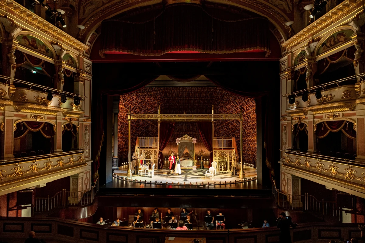 "Wesela Figara" Wolfganga Amadeusza Mozarta to najnowsza produkcja Opery Wrocławskiej. Spektakl w reżyserii André Hellera-Lopesa jest efektem międzynarodowej współpracy artystów kilku pokoleń. Premierowe spektakle odbędą się 20 i 21 maja. Opera, do której libretto napisał Lorenzo Da Ponte, powstała na podstawie sztuki Pierre'a Beaumarchais'go z 1781 roku.