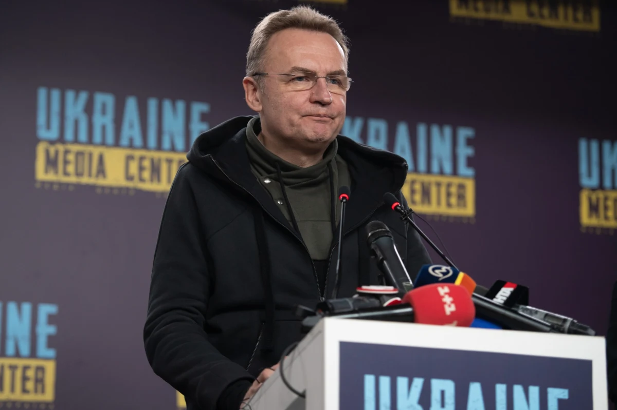 "Większość ludzi powraca do Ukrainy i mniej wyjeżdża. Dużo mężczyzn, wydaje się, że około pół miliona, przyjechało z powrotem. Zapisują się do wojska i idą na wojnę" – powiedział w Popołudniowej rozmowie w RMF FM mer Lwowa, Andrij Sadowy. Polityk ocenił jednak, że jego miasto dalej przyjmuje największą liczbę uchodźców. "Oni mieszkają w naszych szkołach, bibliotekach i obiektach sportowych, nie mają gdzie jechać, bo pochodzą ze miast, które są albo okupowane albo zniszczone. To jest wielki problem, musimy znaleźć jego rozwiązanie” – przyznał Sadowy. 