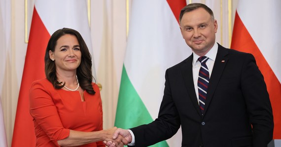 Potrzebny jest szósty pakiet sankcji na Rosję. Mam nadzieję, że będzie możliwość wynegocjowania go razem z Węgrami - mówił prezydent Andrzej Duda. Prezydentka Węgier Katalin Novak zaapelowała do niego o wsparcie tak, by spełniono warunki niezbędne do poparcia nowych sankcji przez Węgry. 