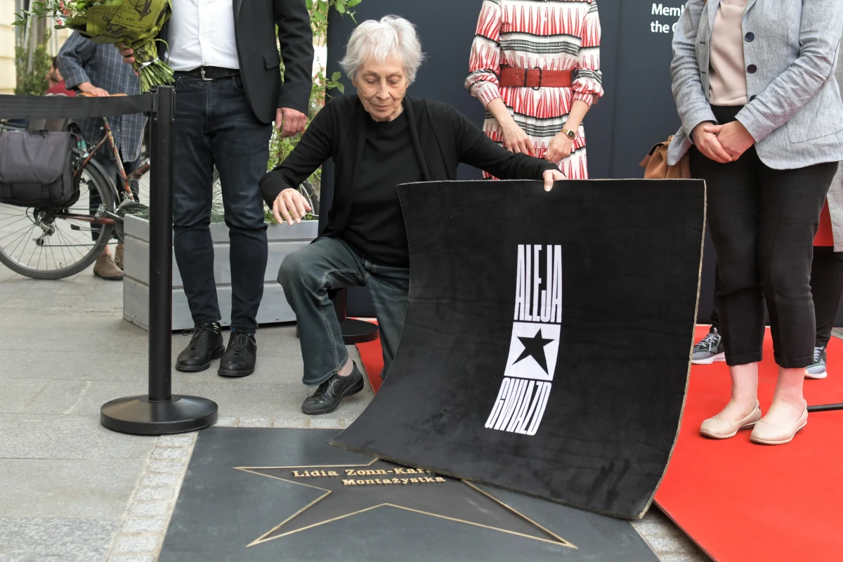 Montażystka filmowa Lidia Zonn-Karabasz odsłoniła we wtorek swoją gwiazdę w łódzkiej Alei Gwiazd na ul. Piotrkowskiej. To 89. gwiazda na łódzkim Walk of Fame, który jest hołdem dla artystycznych osiągnięć ludzi kina.