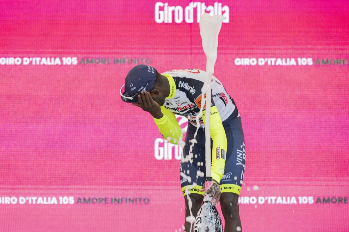 Biniam Girmay (Intermarche) wygrał w Jesi 10. etap wyścigu Giro d'Italia. Zawodnik na podium otworzył szampana tak niefortunnie, że korek uderzył go w oko. Kolarz z Erytrei trafił do szpitala. 