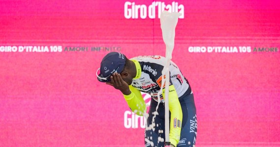 Biniam Girmay (Intermarche) wygrał w Jesi 10. etap wyścigu Giro d'Italia. Zawodnik na podium otworzył szampana tak niefortunnie, że korek uderzył go w oko. Kolarz z Erytrei trafił do szpitala. 