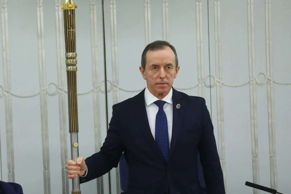 Senacka komisja regulaminowa zarekomendowała odrzucenie wniosku prokuratury o uchylenie immunitetu marszałkowi Senatu Tomaszowi Grodzkiemu. Za negatywną opinią wobec wniosku opowiedziało się 7 senatorów, 5 było przeciw, nikt nie wstrzymał się od głosu. Prokuratura chce postawić politykowi zarzuty brania łapówek w czasie, kiedy był ordynatorem w szpitalu w Szczecinie.