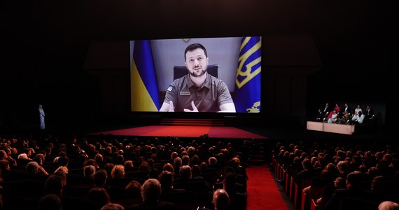 Światowa premiera filmu "Final Cut" Michela Hazanaviciusa zainaugurowała wieczorem 75. festiwal w Cannes. Wcześniej połączono się z prezydentem Ukrainy Wołodymyrem Zełenskim, który zaapelował do świata filmowego, by nie pozostawał obojętny wobec rosyjskiej agresji.