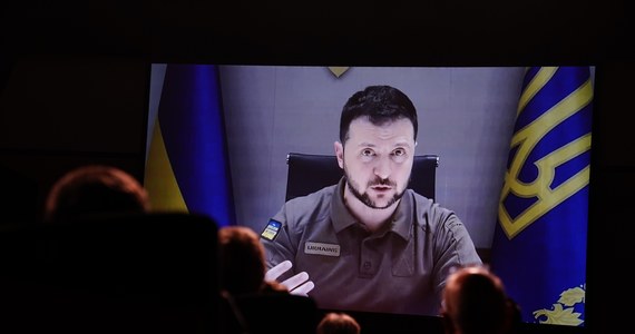 "Dziesiątki tysięcy Ukraińców jest przetrzymywanych w obozach na terenie Federacji Rosyjskiej utworzonych na wzór nazistowski", powiedział prezydent Ukrainy Wołodymyr Zełenski podczas przemówienia na Festiwalu Filmowym w Cannes, donosi korespondent Ukrinform.