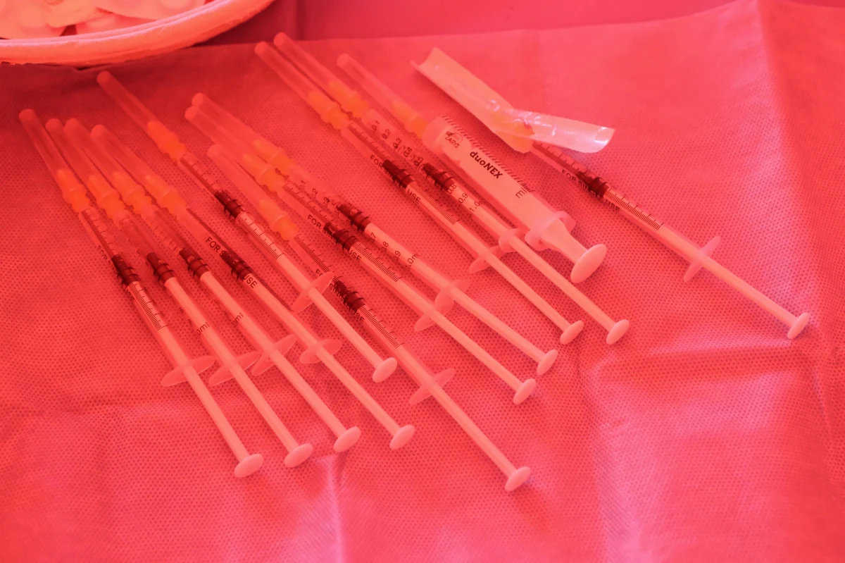 "Najwyższa dotychczas kwota wypłacona jednemu pacjentowi to 87 tys. zł. W sumie to ok. 700 tys. zł. Standaryzacja przyspieszyła i uprościła uzyskiwanie rekompensat "- mówi rzecznik praw pacjenta Bartłomiej Chmielowiec w wywiadzie opublikowanym w środę w "Dzienniku Gazecie Prawnej" pytany o odszkodowania związane ze szczepionkami. 
