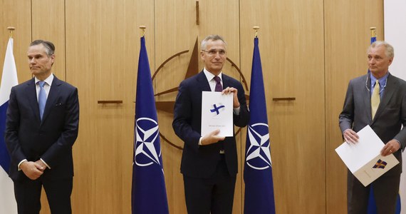 W środę wcześniejsze zapowiedzi Finlandii oraz Szwecji stały się faktem. Oba kraje złożyły wnioski o dołączenie do NATO. Decyzja dwóch północnoeuropejskich krajów jest związana z obawami dotyczącymi bezpieczeństwa w związku z inwazją Rosji na Ukrainę. Wniosek musi teraz zostać rozpatrzony przez 30 krajów członkowskich Sojuszu. Może to zająć około dwóch tygodni, jednak cały proces akcesyjny zwykle trwa do roku. 