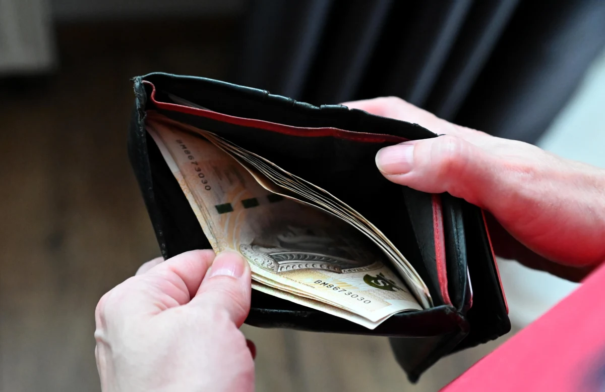 Czeka nas gwałtowne hamowanie w gospodarce. Tak głoszą prognozy Komisji Europejskiej, banku Goldman Sachs czy polskich ekonomistów. Kto w czasach kryzysu się bogaci, a kto płaci ten ekonomiczny rachunek? Na pytania Michała Zielińskiego w rozmowie "7 pytań o 7:07" odpowiadał ekonomista Przemysław Kwiecień. 