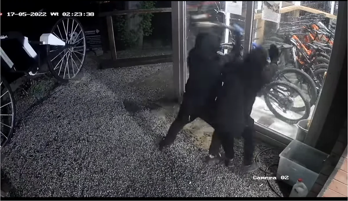 10 tysięcy złotych nagrody wyznaczyła wypożyczalnia nart i rowerów ze Świeradowa Zdroju na Dolnym Śląsku za informację i pomoc w odnalezieniu skradzionych wczoraj rowerów wartych ponad 80 tysięcy. Sprawę zgłoszono policji. Kamery monitoringu zarejestrowały jak dwóch zamaskowanych sprawców wybija szybę i kradnie trzy rowery elektryczne.