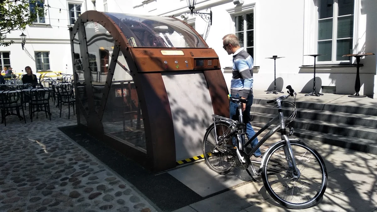 Ta informacja z pewnością ucieszy warszawskich cyklistów. Na Woli (u zbiegu Żelaznej i Prostej) zaczął działać podziemny, automatyczny parking rowerowy. To pierwsze takie urządzenie w Polsce, pod poziomem ulicy mieści się prawie sto jednośladów.  