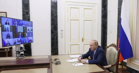 Według doniesień, w miniony czwartek lub piątek Władimir Putin przeszedł zabieg polegający na odciągnięciu płynów zbierających się w jamie brzusznej. Miało to być związane z chorobą nowotworową.