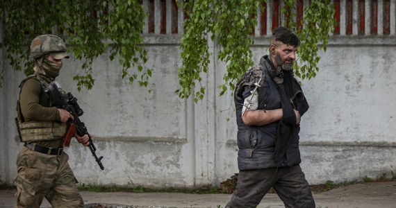 Według rosyjskiego ministerstwa obrony od poniedziałku poddało się 959 ukraińskich żołnierzy, którzy przebywali na terenie kombinatu Azowstal w Mariupolu – podała we wtorek agencja Reutera. Nieoficjalnie mówi się, że wśród "ewakuowanych" nie ma dowódców. Oni wciąż mają przebywać na terenie Azowstalu.