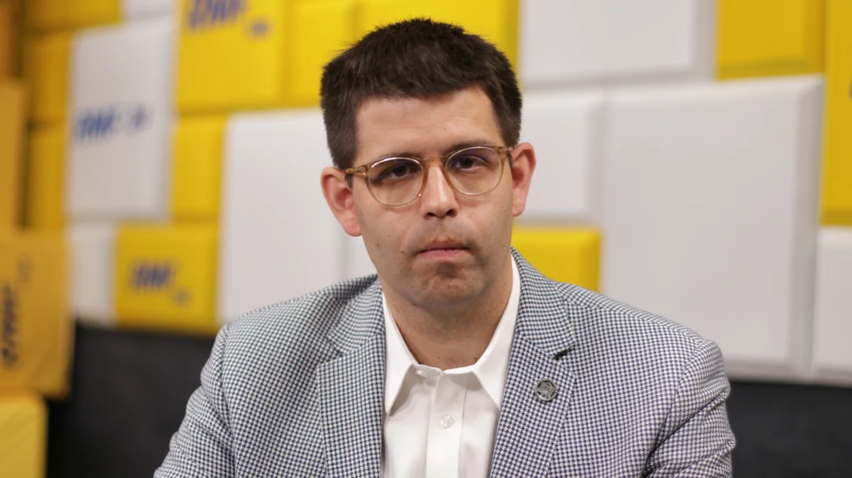 "Lekarz-specjalista powinien zarabiać trzy średnie krajowe, lekarz bez specjalizacji - dwie średnie krajowe" - podkreślał w Rozmowie w południe w RMF FM Łukasz Jankowski, nowy prezes Naczelnej Izby Lekarskiej. Gość Mariusza Piekarskiego mówił także o systemie no fault, czyli "skupieniu się na tym, co dzieje się po błędzie medycznym z pacjentem, jak zadośćuczynić pacjentowi".