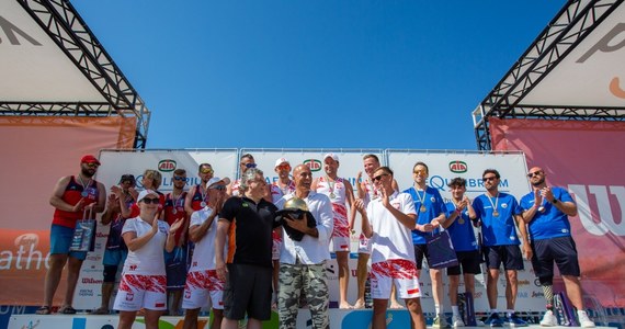 Reprezentacja Polski osób niepełnosprawnych w siatkówce plażowej wywalczyła złoto podczas międzynarodowego turnieju Beachvolleymarathon we włoskim Bibione, nieopodal Wenecji. Ponad 11 tys. kibiców dwukrotnie mogło usłyszeć Mazurka Dąbrowskiego.