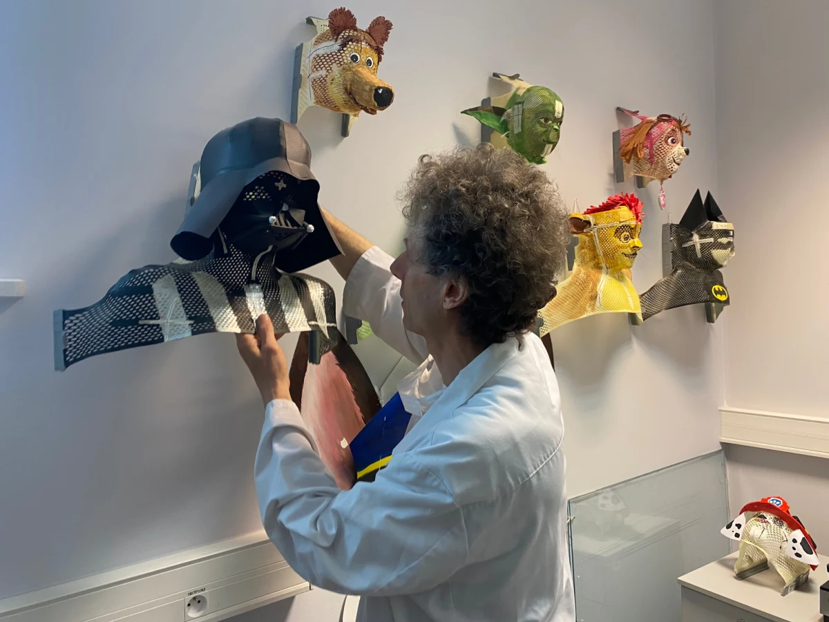 ​Nietypowe maski używane w trakcie radioterapii powstają w Zachodniopomorskim Centrum Onkologii. Maski mają za zadanie unieruchomić pacjenta, by naświetlanie było precyzyjne. By procedury nie bały się dzieci, szpitalny fizyk Marek Boehlke wpadł na pomysł, by namalować na nich podobizny postaci z bajek.